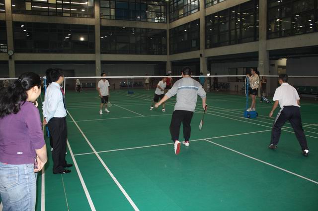 尊龙凯时集团举行第一届羽毛球角逐